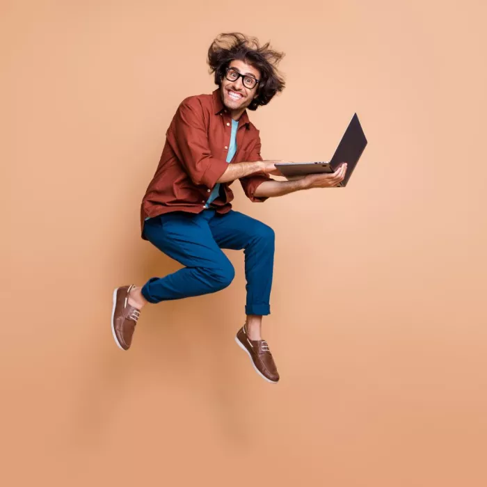 Verrückter ITler hat Spaß und springt in die Luft