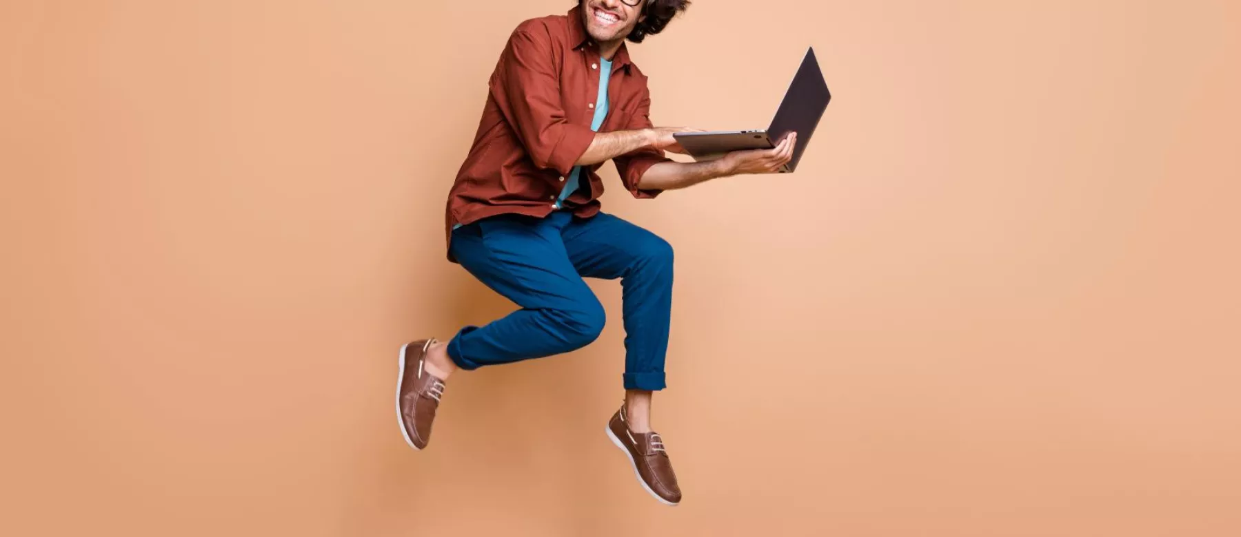 Verrückter ITler hat Spaß und springt in die Luft