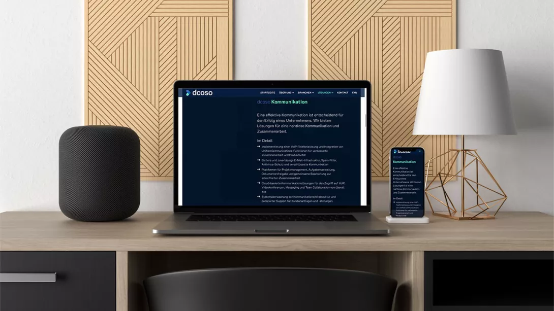 dcoso Macbook und iPhone auf Schreibtisch